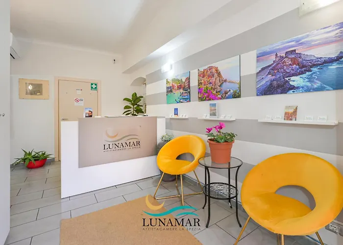 ゲストハウス アッフィッタカーメレ ルナーマル ラ・スペツィア