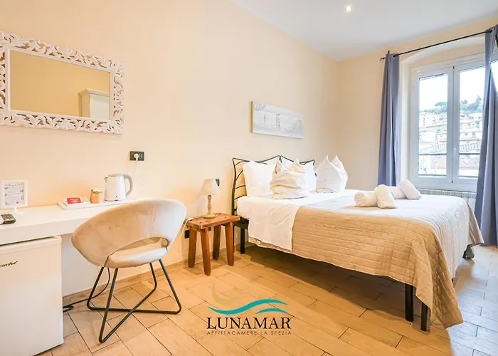 アッフィッタカーメレ ルナーマル ゲストハウス ラ・スペツィア