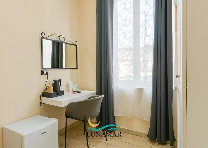 ゲストハウス アッフィッタカーメレ ルナーマル ラ・スペツィア